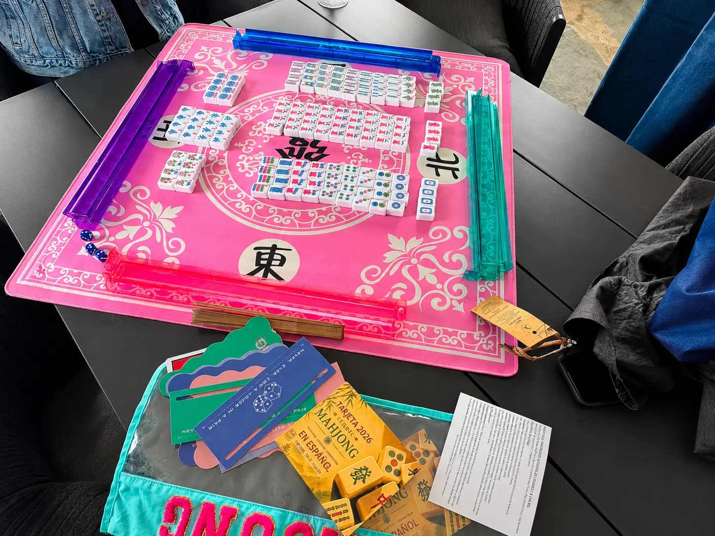 Mesa de Mahjong rosada con fichas y accesorios del 212 Mahjong Club